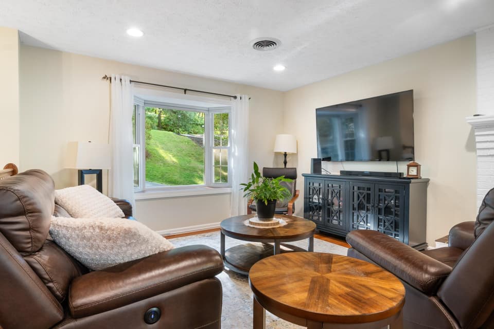 405 Tomahawk Drive, photo 10 of 40