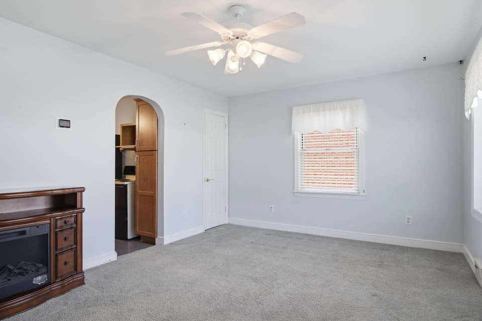 205 Roundhill Drive, photo 19 of 40