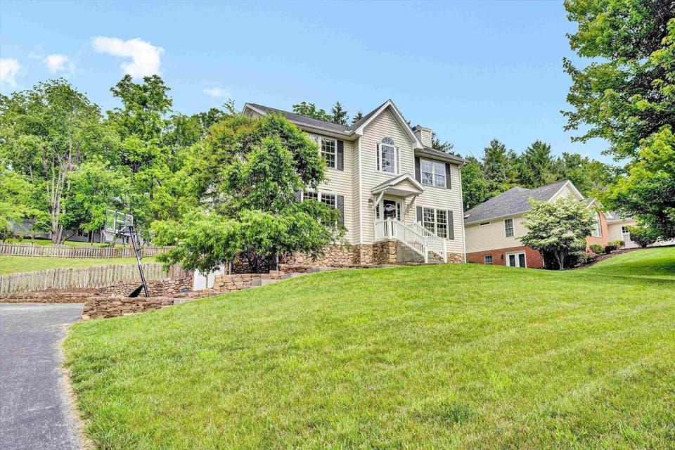 135 Sapphire Avenue, photo 3 of 40