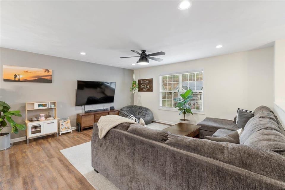 1041 St Clair Lane, photo 6 of 40