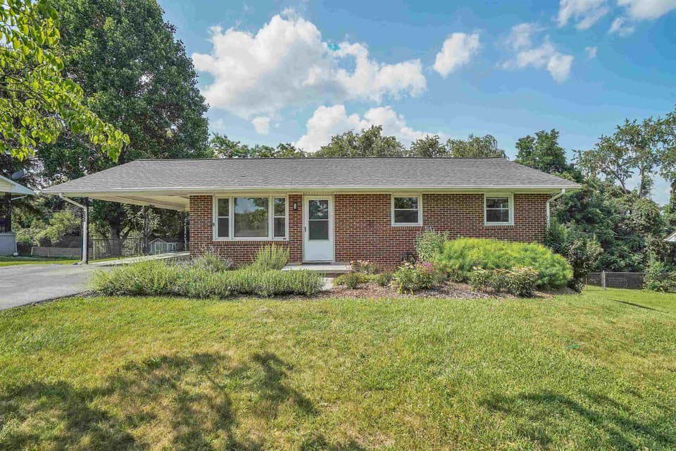 650 Betty Drive, photo 4 of 40
