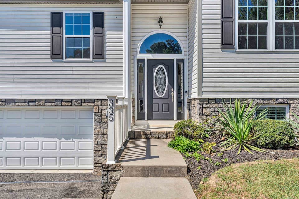 335 Robin Hood Drive, photo 4 of 40
