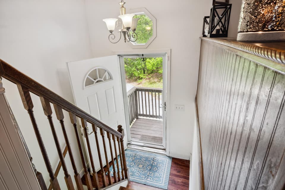 189 Pine Hollow Road, photo 2 of 28