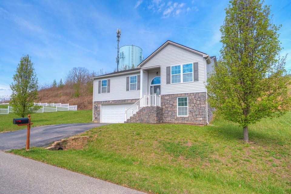 145 Robin Hood Drive, photo 3 of 37