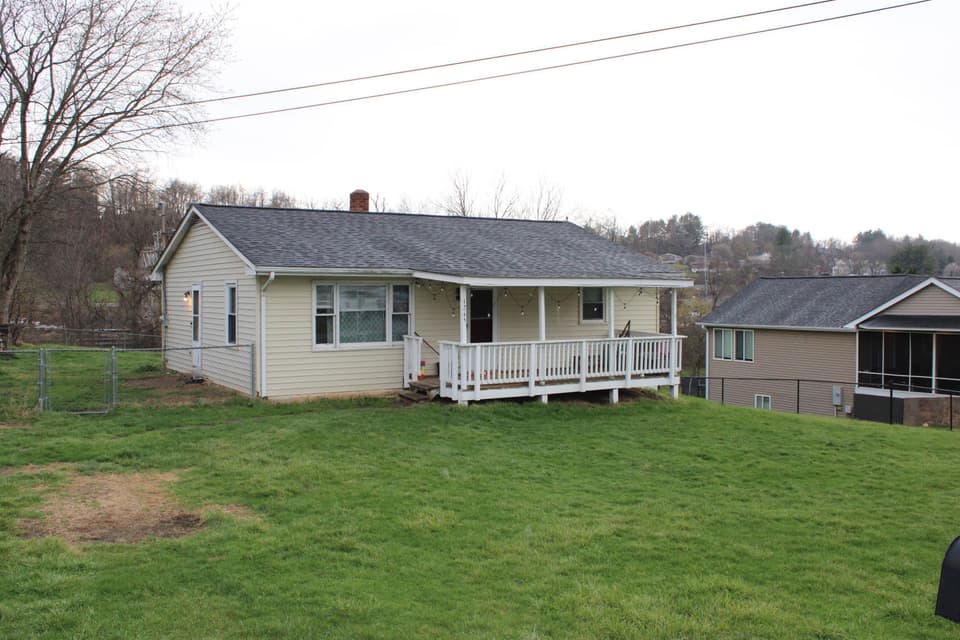 1245 Montgomery Street, photo 3 of 7