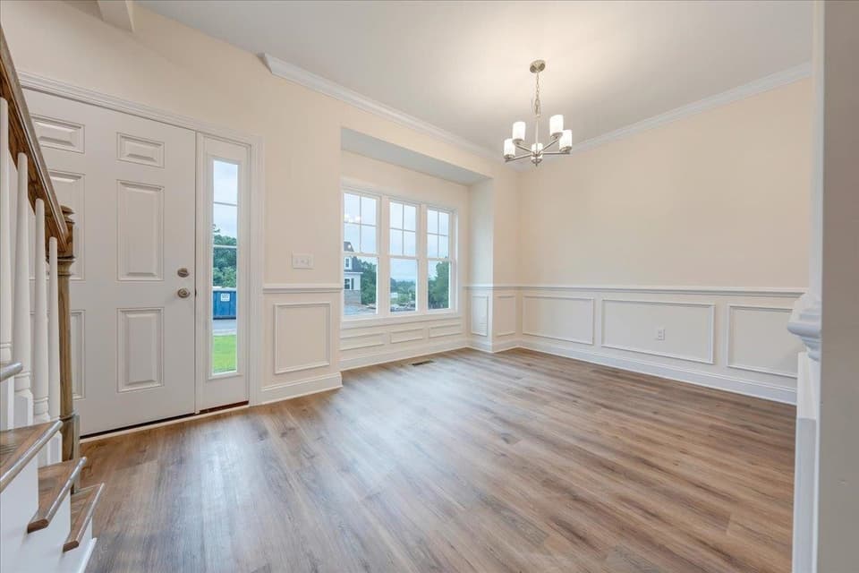950 Holland Loop, photo 18 of 40