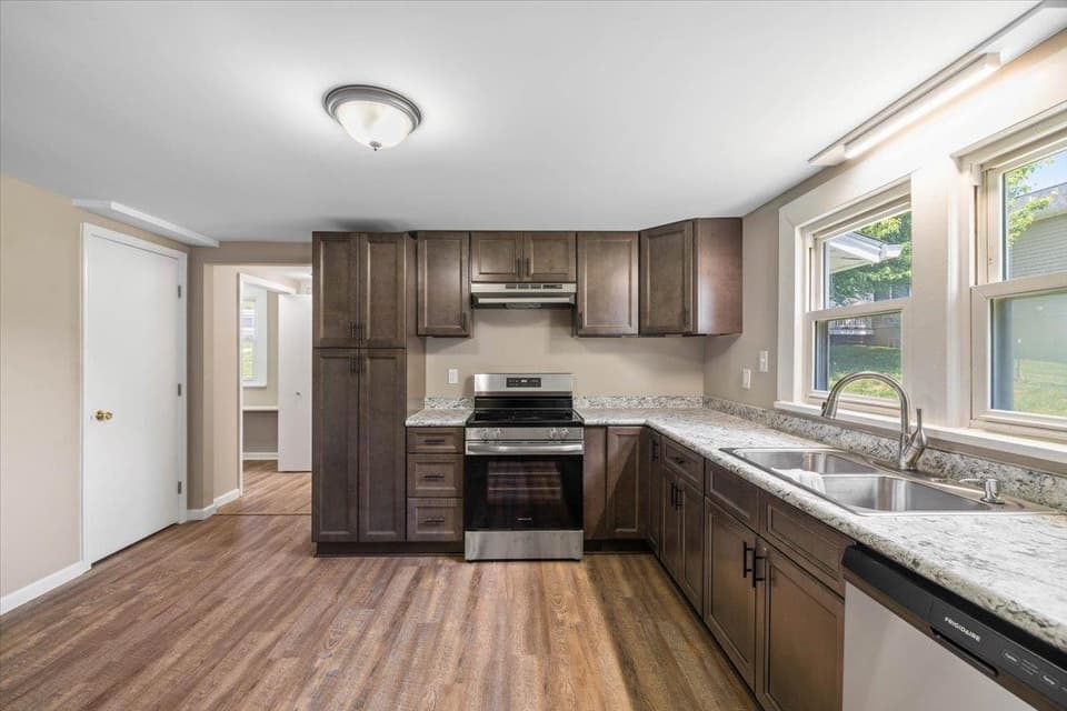 665 Liberty Street, photo 13 of 29