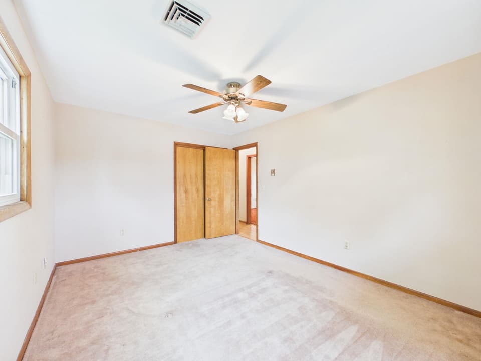 405 Maple Drive SE, photo 11 of 37