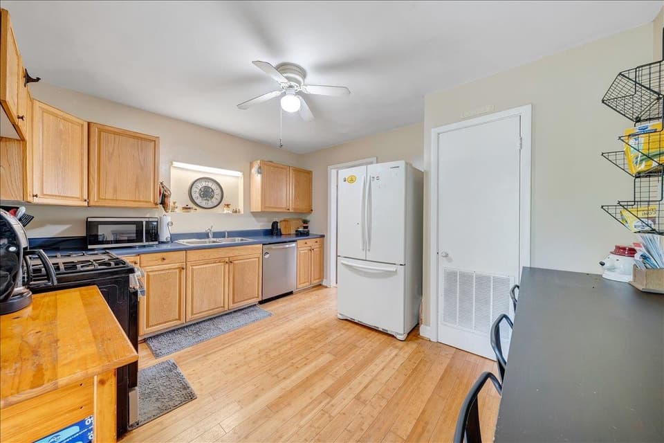 100 Roseland Drive SW, photo 12 of 35