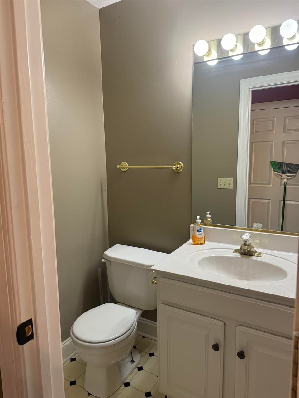 425 Silver Leaf Drive, photo 5 of 29