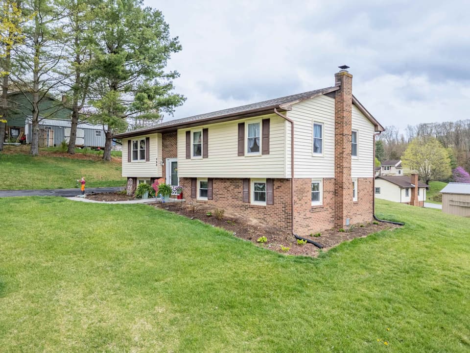 460 Mulberry Drive SW, photo 2 of 40