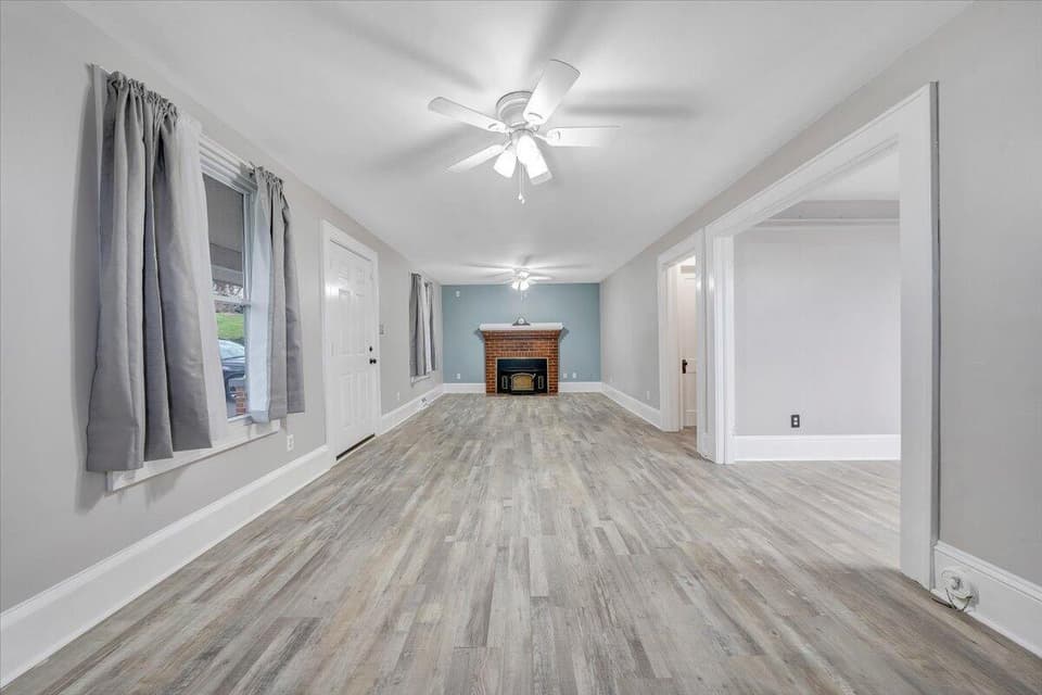 855 E Main St, photo 4 of 34