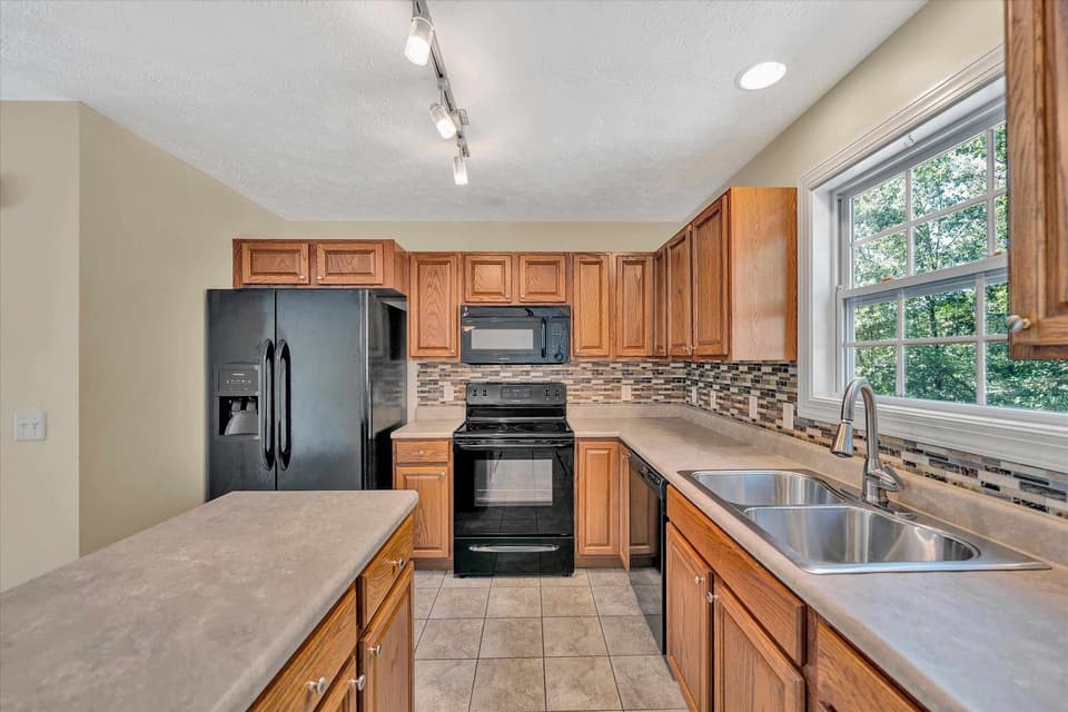 335 Robin Hood Drive, photo 12 of 40