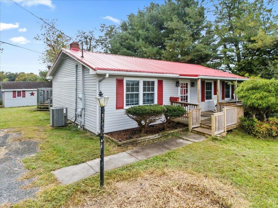 1363 Dow Street, photo 3 of 40