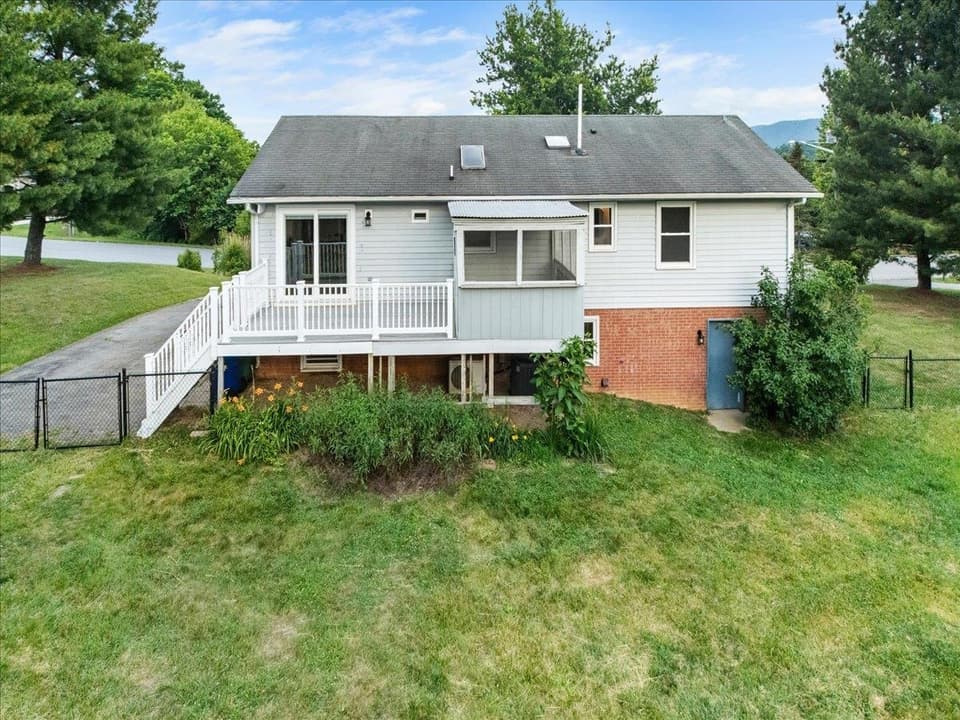 120 SE Howery Street, photo 4 of 40