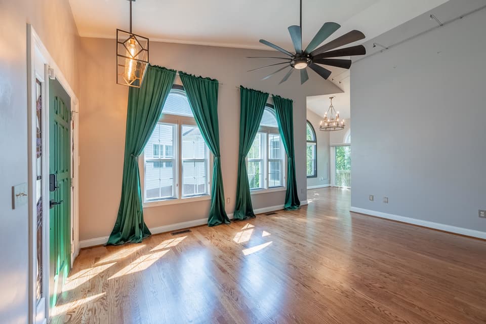 1095 Red Leaf Court, photo 7 of 40