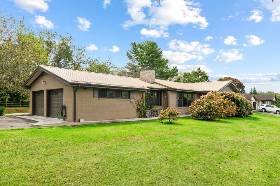 1435 Mud Pike Road, photo 2 of 40