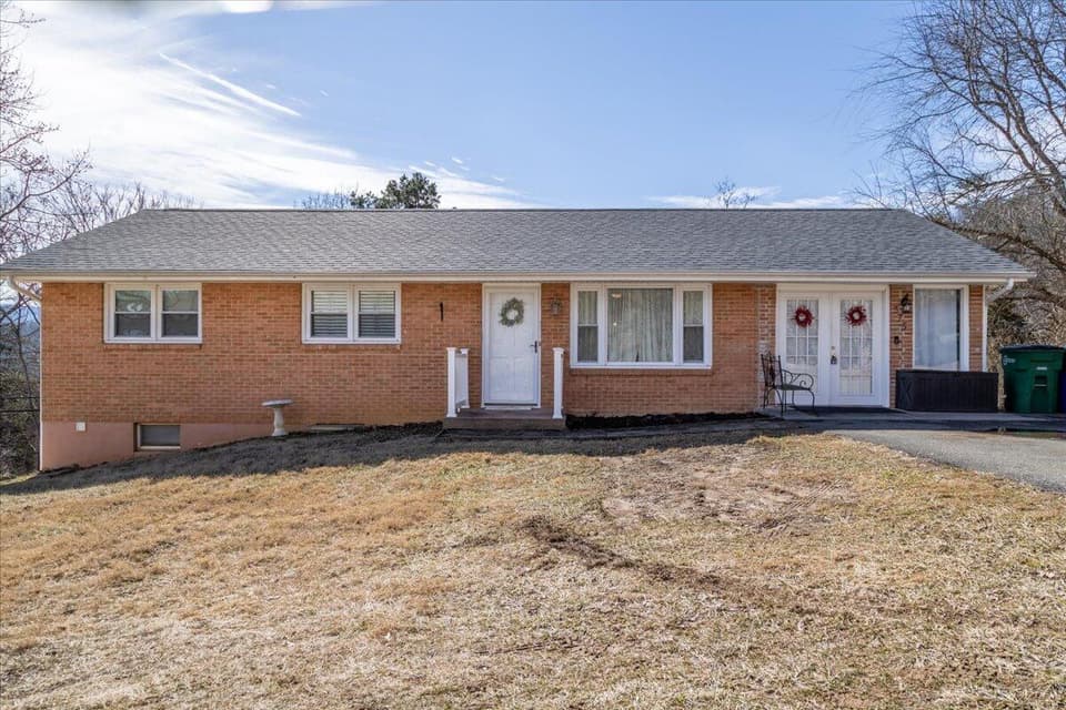 375 Mt Pleasant Rd SE, photo 3 of 40
