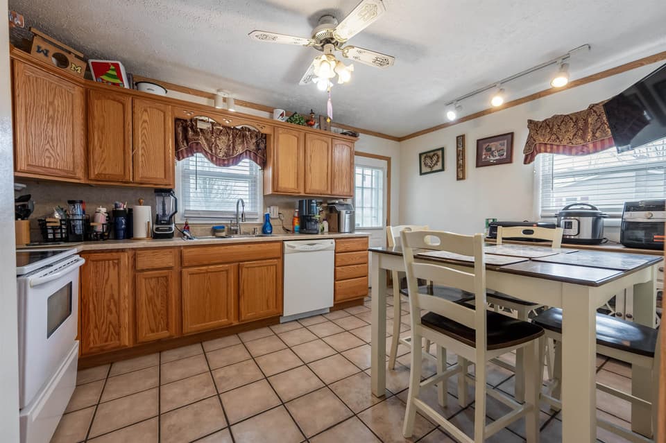 1380 Dow Street, photo 12 of 40