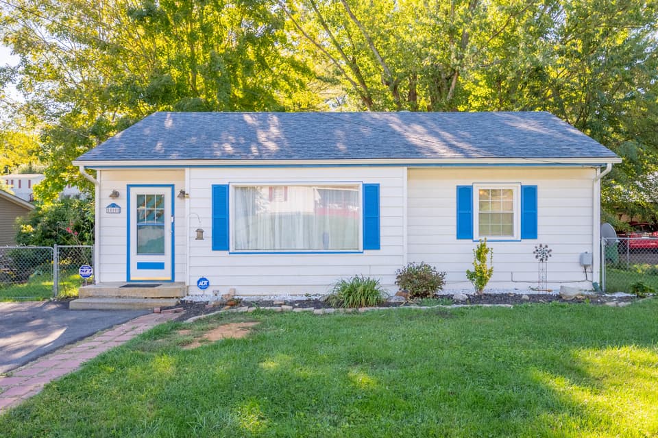 810 College St NW, photo 2 of 38