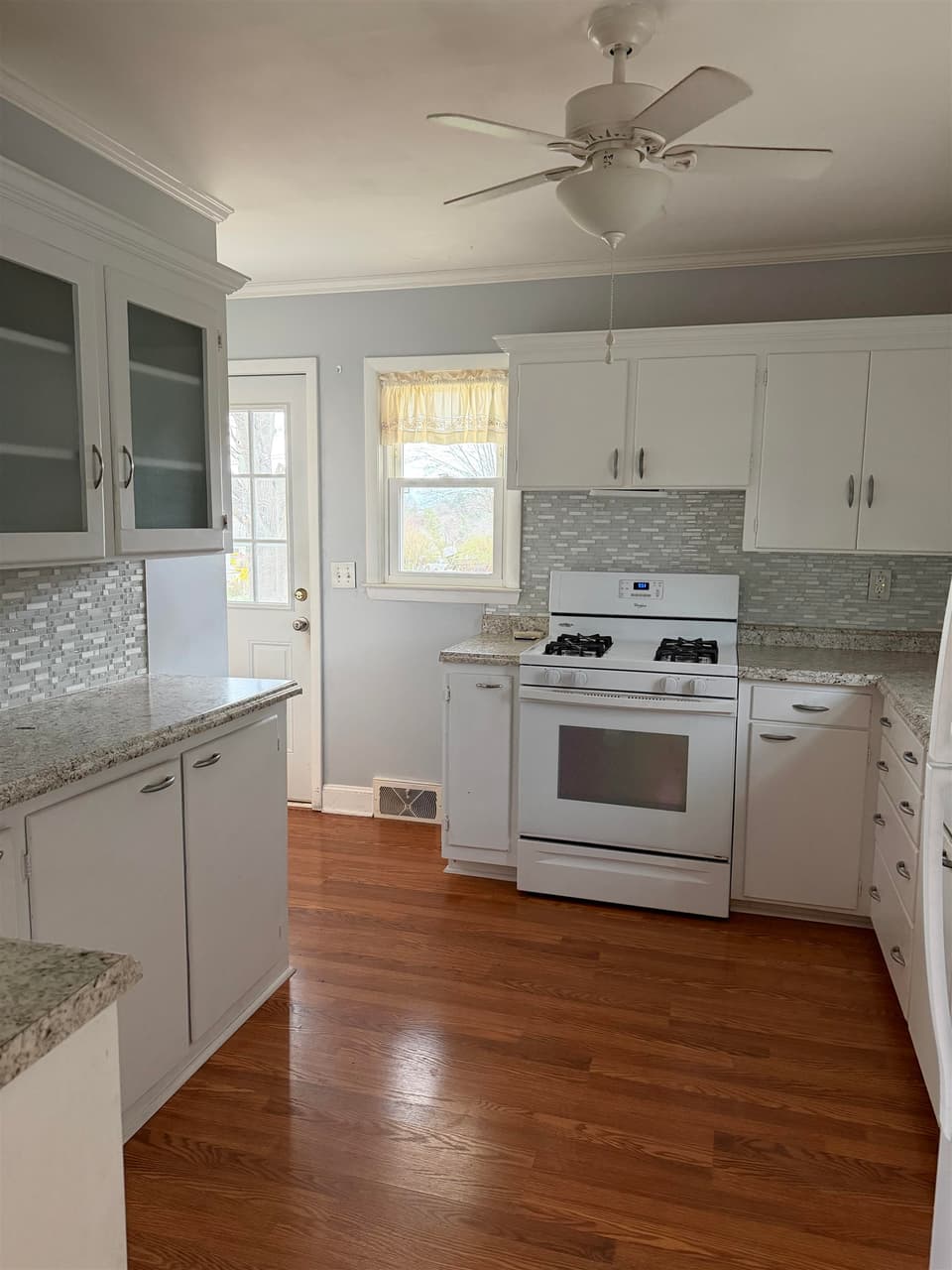 680 Mountainview Drive, photo 13 of 24