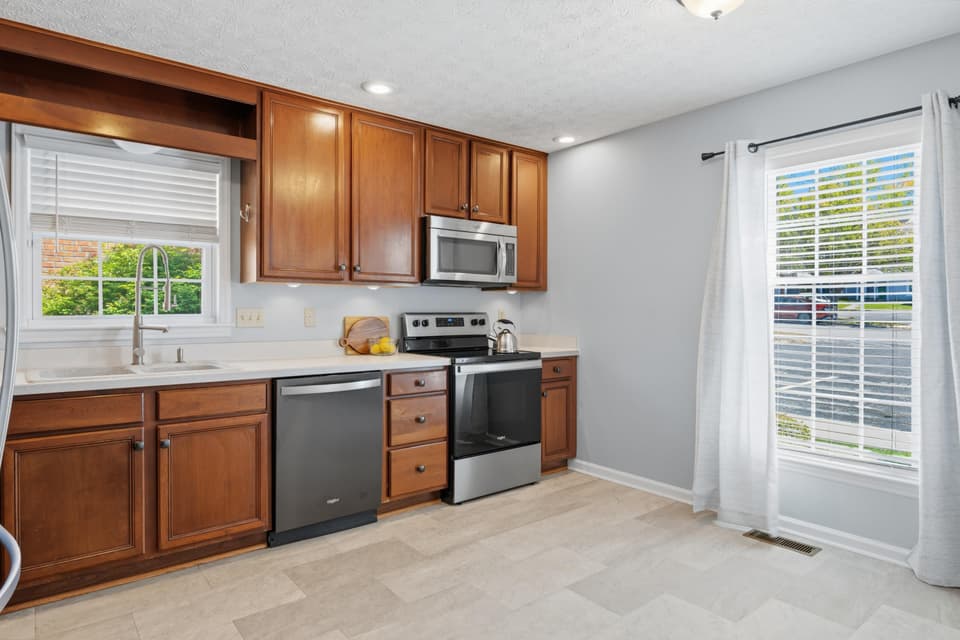 1662 York Drive, photo 4 of 40