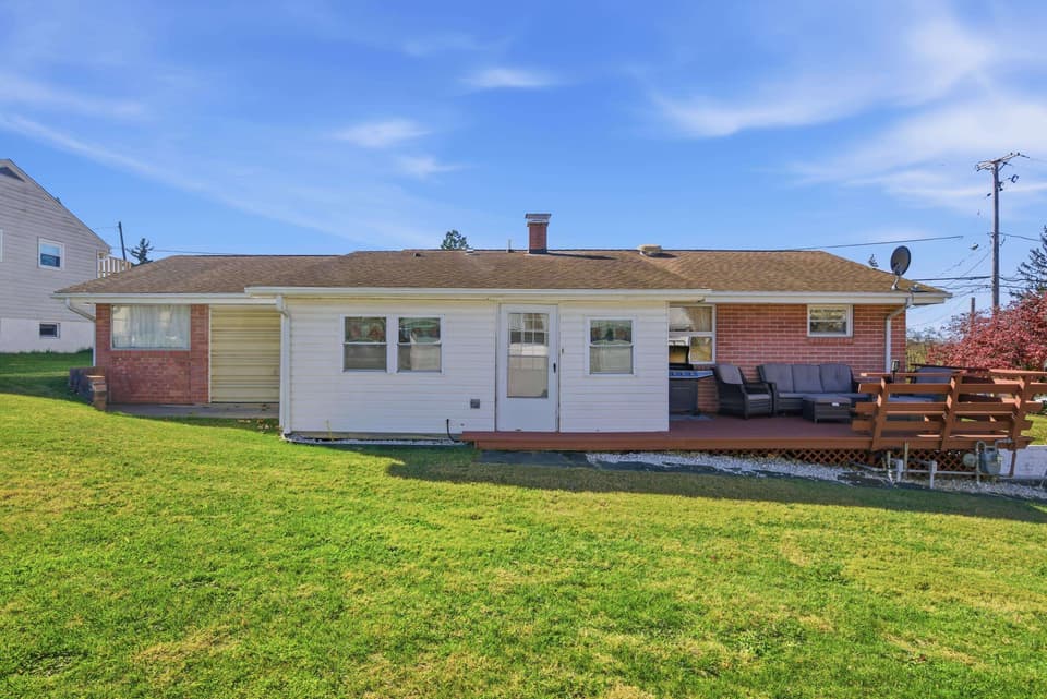 380 Clearview Drive, photo 4 of 40