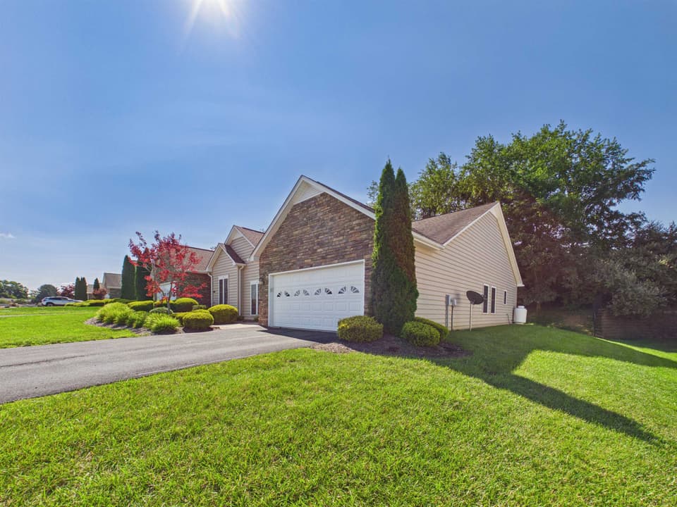 250 Vinnie Avenue, photo 3 of 40