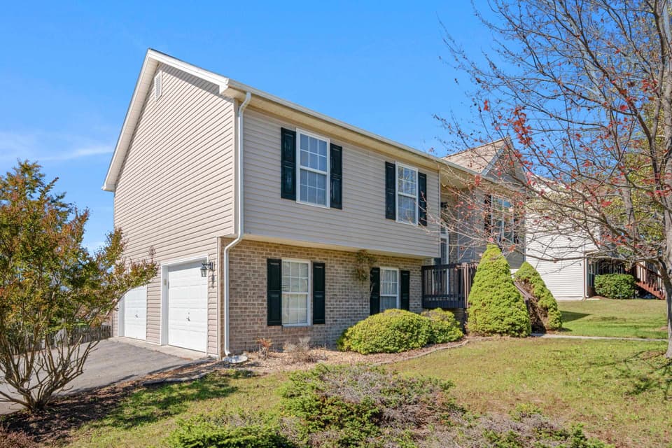 805 New Village Drive NW, photo 5 of 40