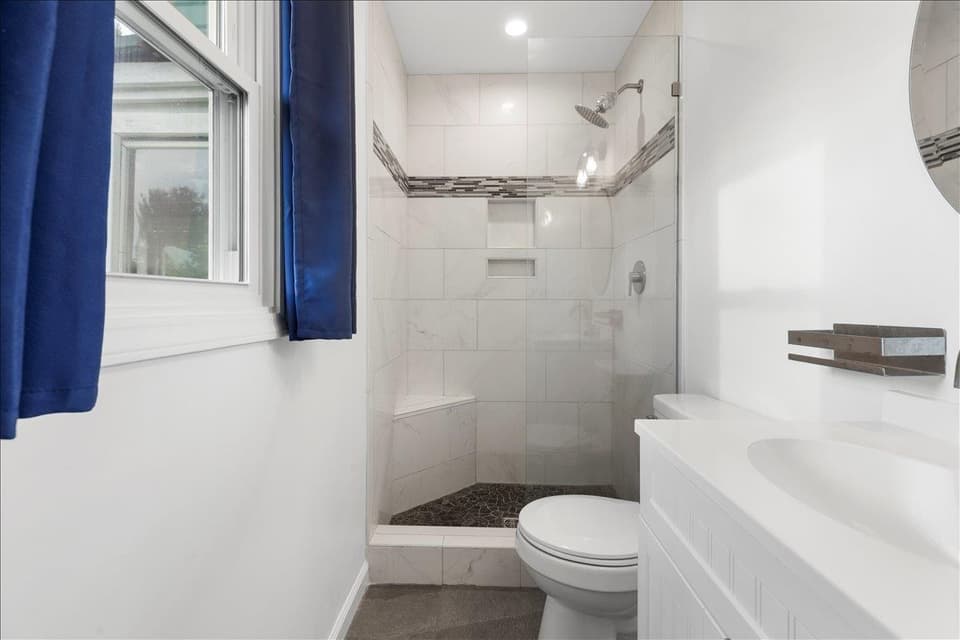 120 SE Howery Street, photo 18 of 40