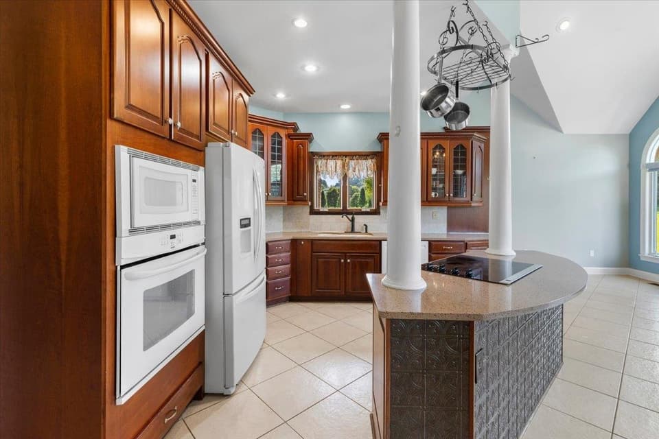 2251 Lake Vista Drive, photo 9 of 40