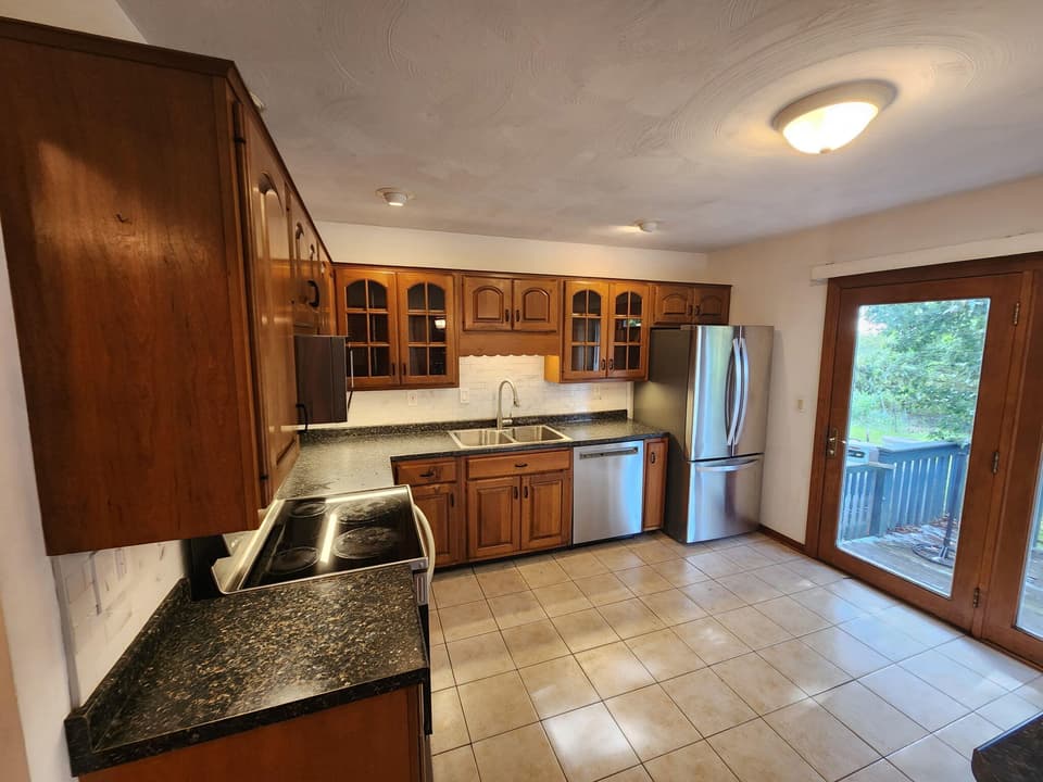 930 Stafford Dr, photo 2 of 39