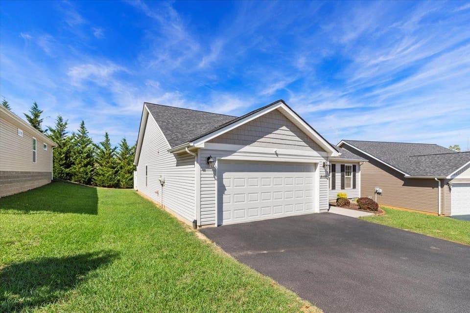 2100 Glade Drive SE, photo 5 of 40