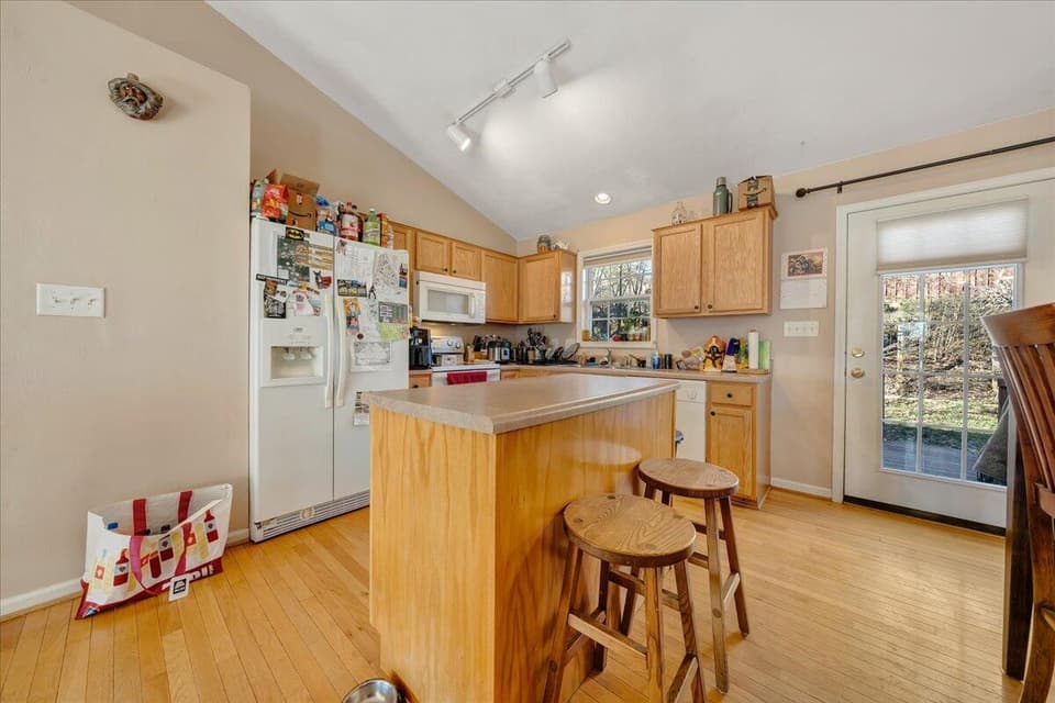 140 Wistaria Drive, photo 7 of 18