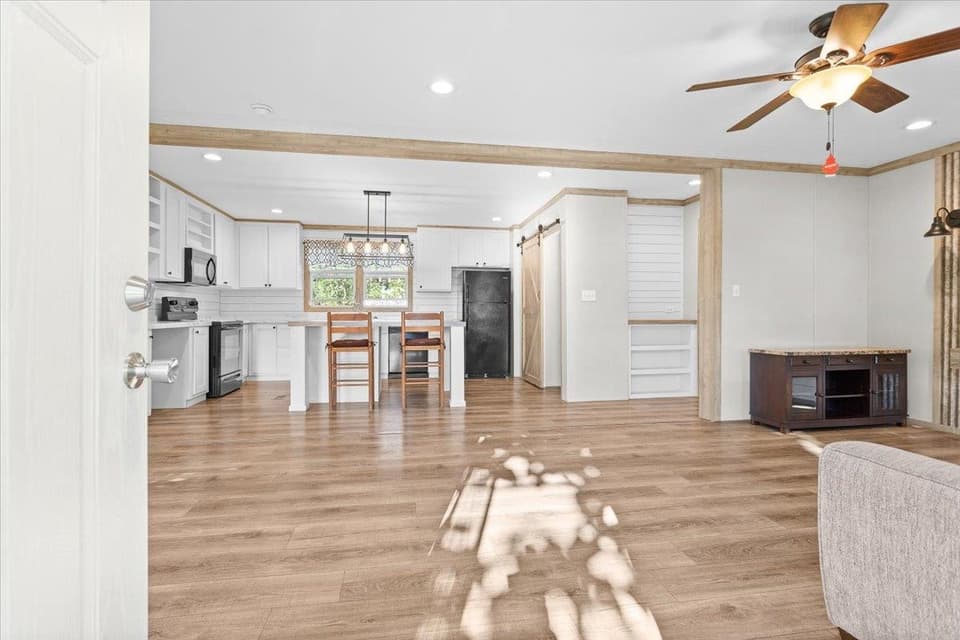 970 Ridgeway Drive, photo 6 of 34