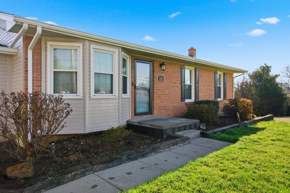 1381 Dow Street, photo 4 of 40