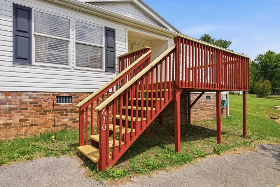 670 Liberty Street NE, photo 3 of 38