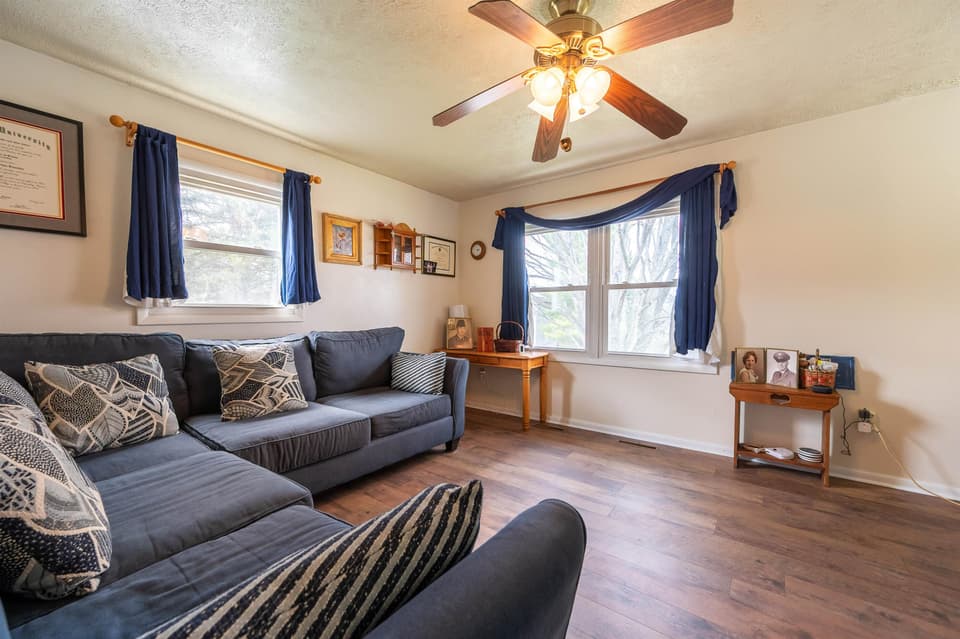 1380 Dow Street, photo 6 of 40