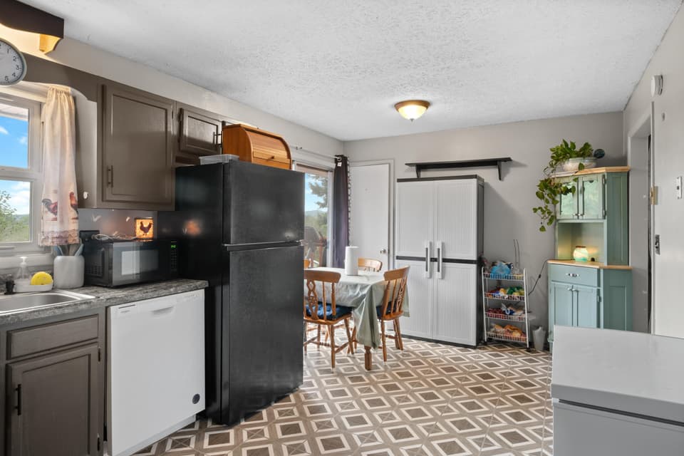 326 Rolling Hills Drive, photo 9 of 40