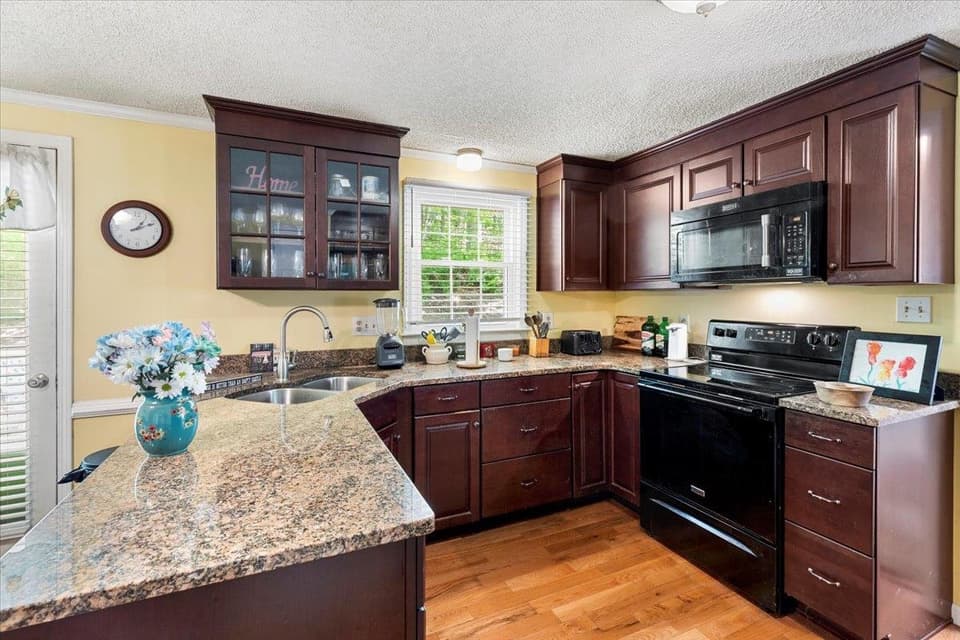 1290 Sherwood Drive, photo 6 of 40