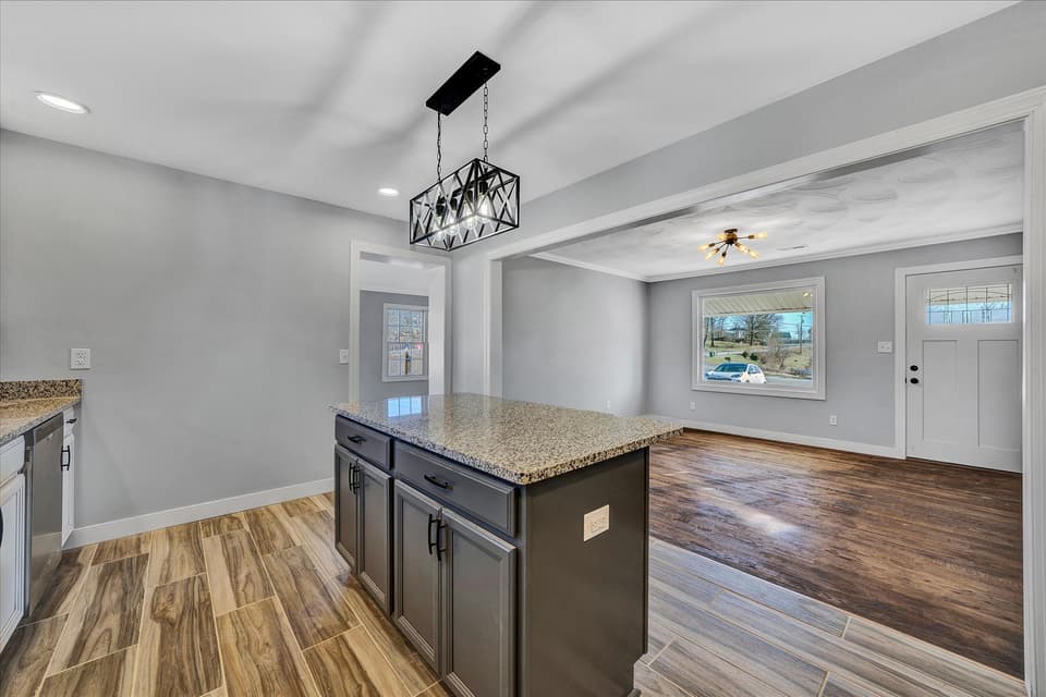 4090 Roanoke St, photo 6 of 36