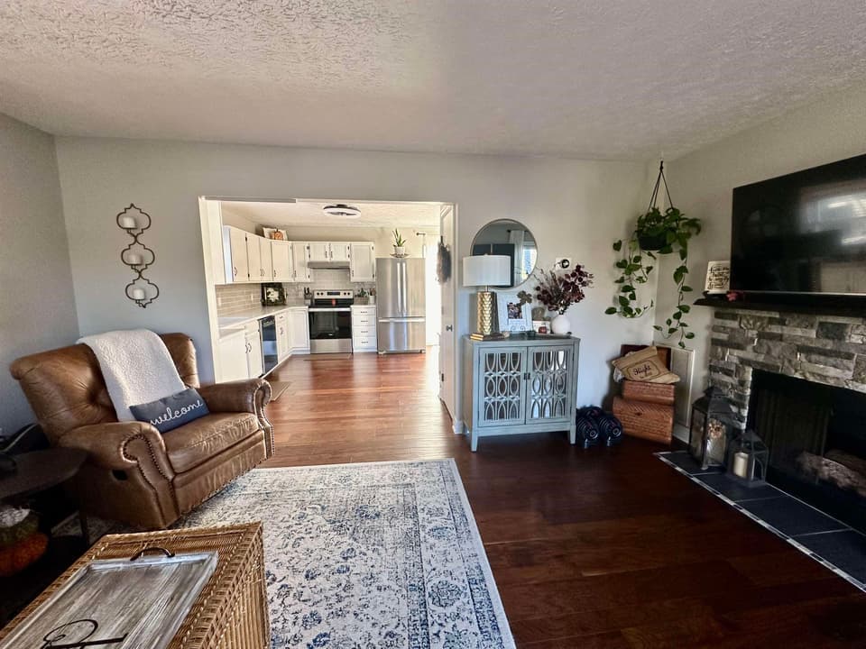 390 Warren Street, photo 9 of 40