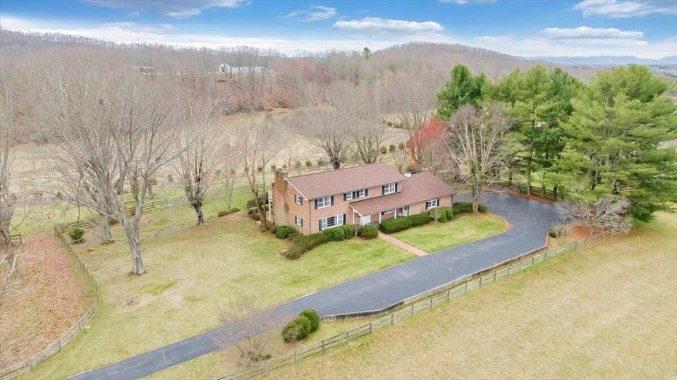 570 Summitridge Rd SW, photo 4 of 36