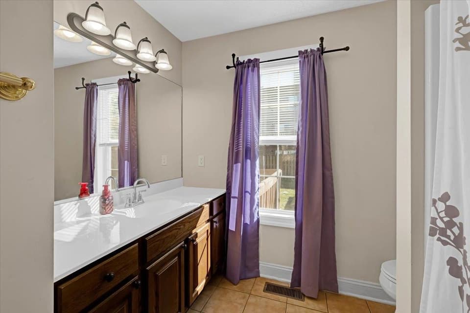 940 Oaktree Boulevard, photo 10 of 30