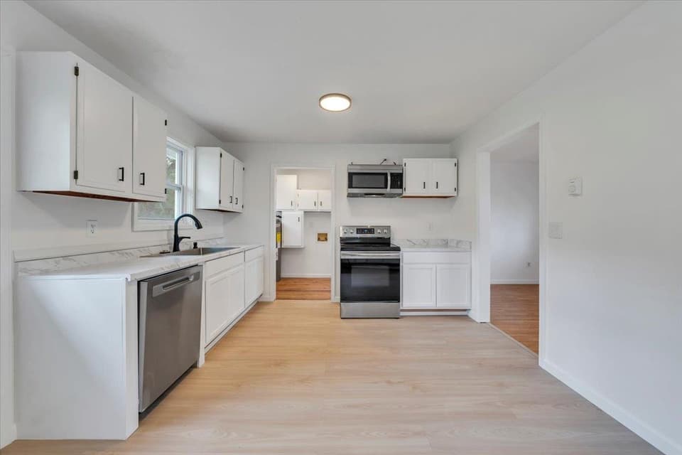935 NE Depot Street NE, photo 9 of 26