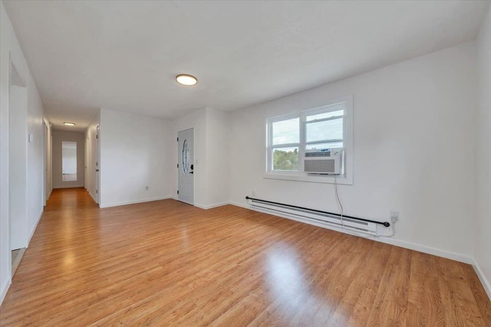 935 NE Depot Street NE, photo 4 of 26