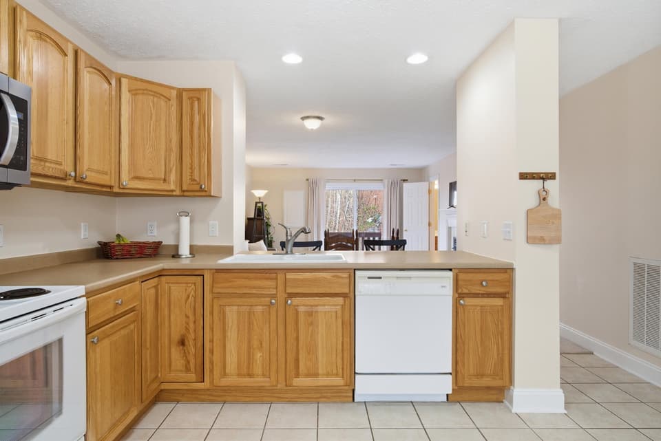 565 Oaktree Boulevard, photo 11 of 31