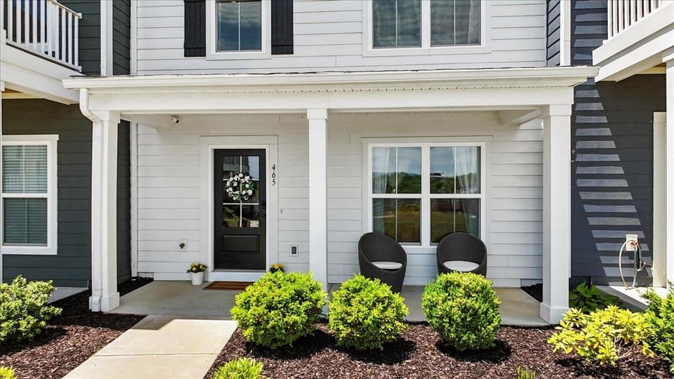 465 John Adams Drive, photo 4 of 40