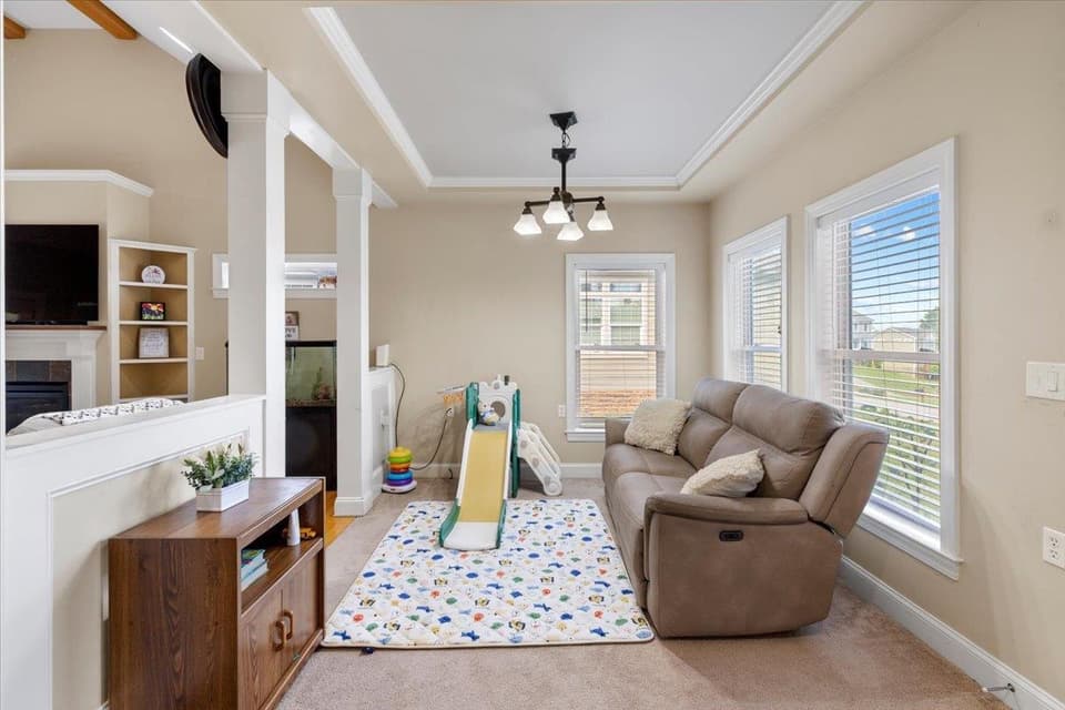 1015 Falor Lane, photo 8 of 40