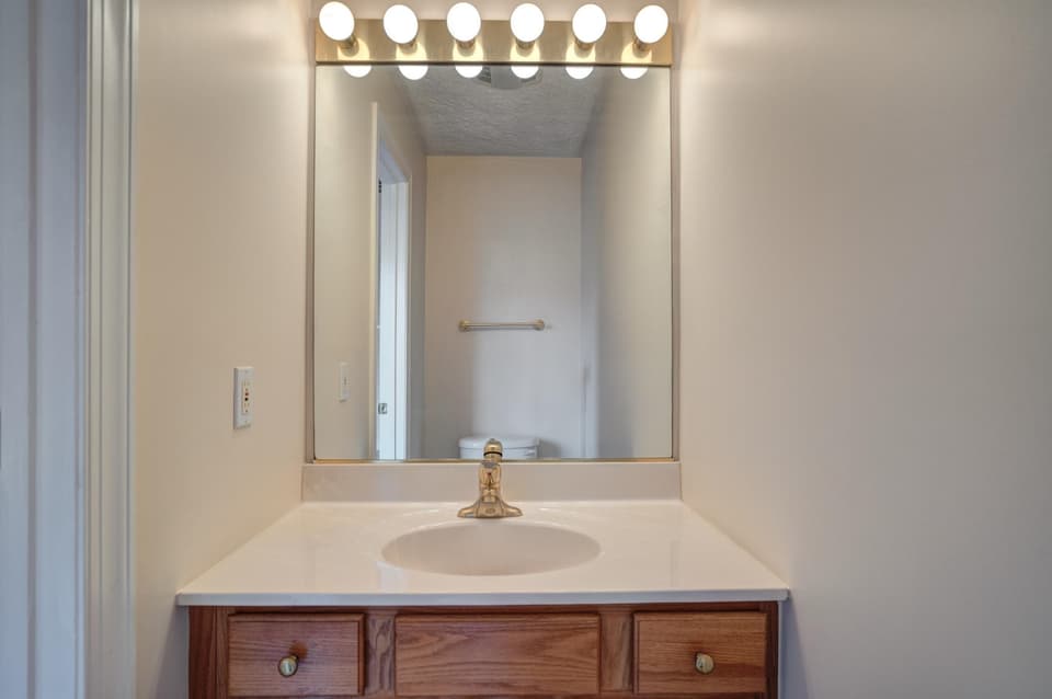 825 Oaktree Boulevard, photo 15 of 32